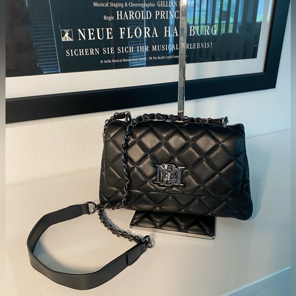 NWT Badgley Mischka Diamond Quilted Messenger Bag.